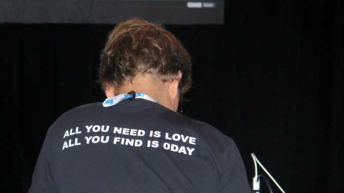 T-Shirt mit Aufschrift &quot;All you need is love, all you find is 0day&quot;