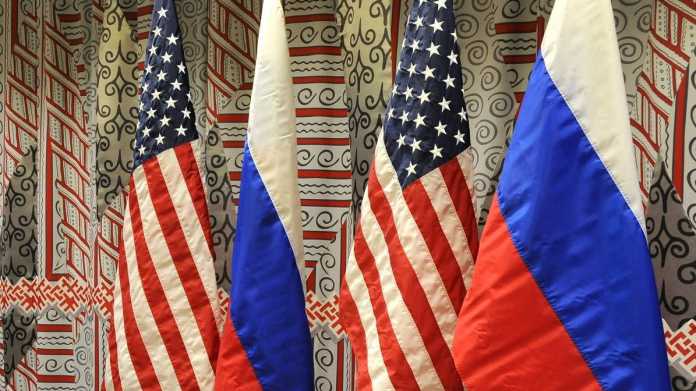 Je zwei Fahnen der USA und Russlands