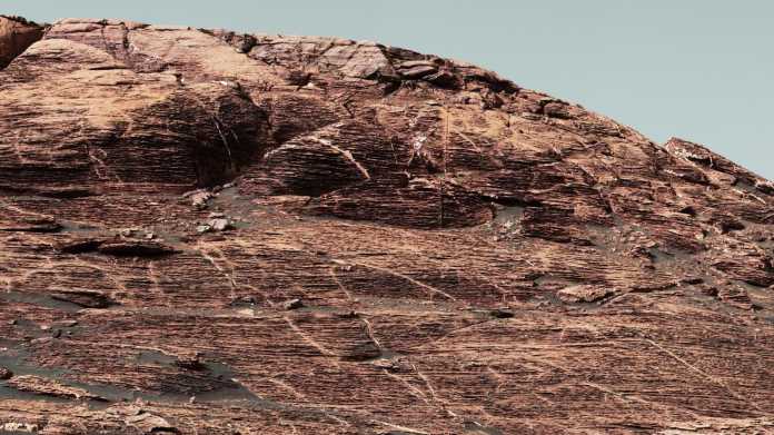 Mars-Rover Curiosity klettert auf einen Mars-Berg