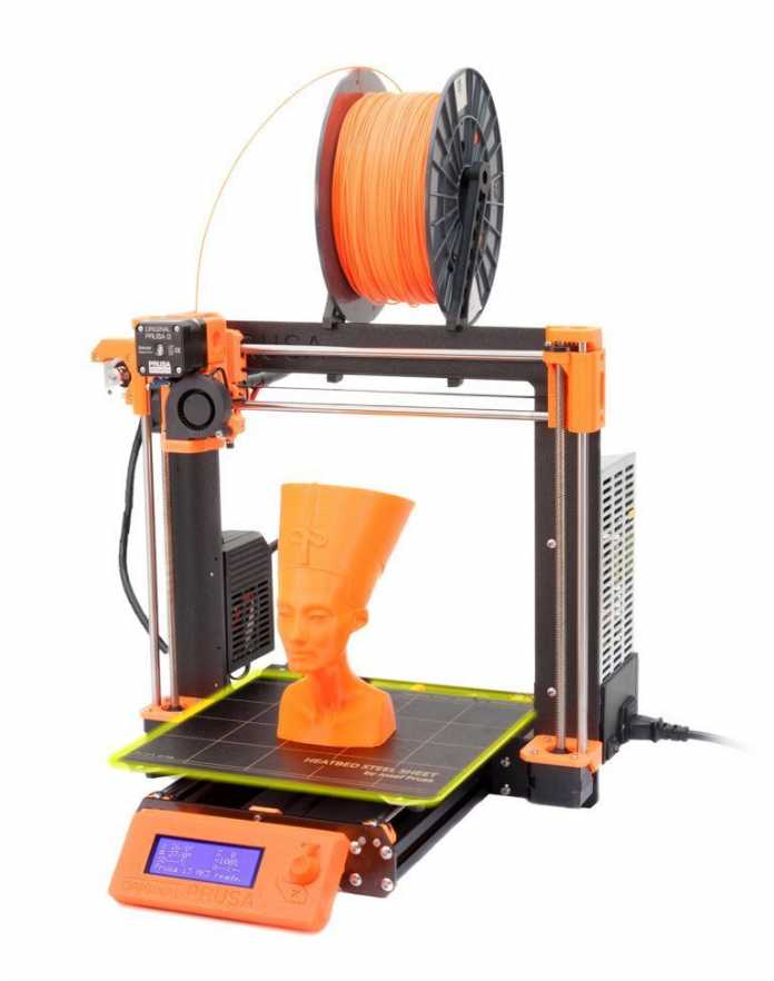 Ein 3D-Drucker mit orangenem Filament