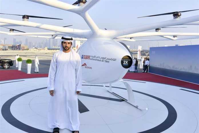 Dubais Kronprinz Mohammed bin Rashid Al Maktoum vor dem Volocopter.