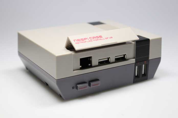 Ein graues Gehäuse für einen Raspberry Pi in Form eines NES
