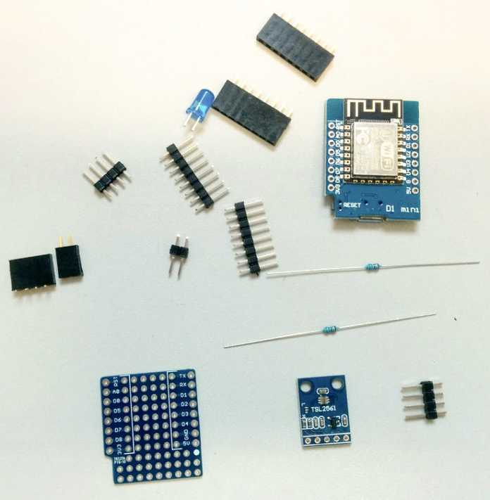 Verschiedene elektronische Bauteile liegen verstreut auf einem Tisch