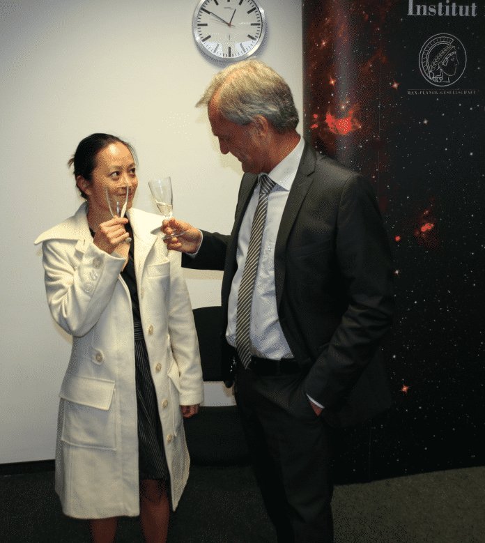 Entspannung nach dem Event bei einem Glas Sekt: Prof. Danzmann mit Partnerin Dr Fumiko Kawazoe.