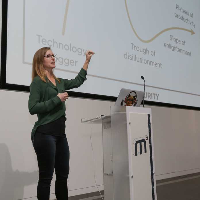 Melanie Warrick, Senior Developer Advocate bei Google, eröffnet den zweiten Tag der M³ in London mit ihrer Keynote.