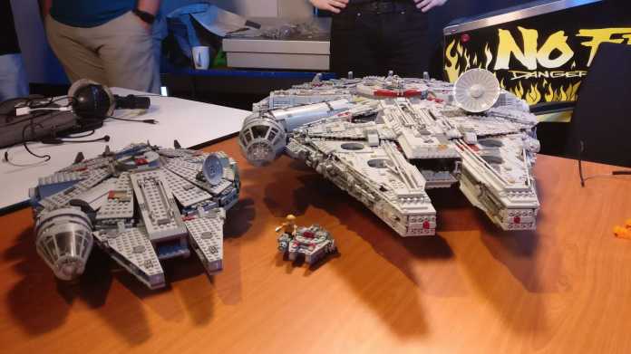 Nach 10:53:01 Stunden war der 7541-teilige Lego Millennium Falcon fertig (rechts). Zum Größenvergleich links daneben das Standardmodell von 2013 mit nur 1398 Teilen  ... .und der Microfighter mit einem verirreten James T. Kirk.