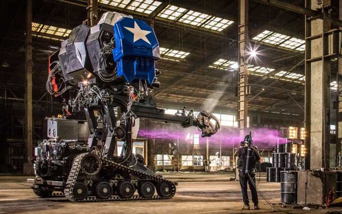 Ein großer Roboter in einer Lagerhalle