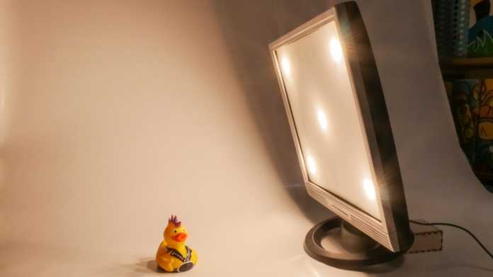 Ein Quietscheentchen vor einem Monitor mit fünf leuchtenden LED-Scheiben