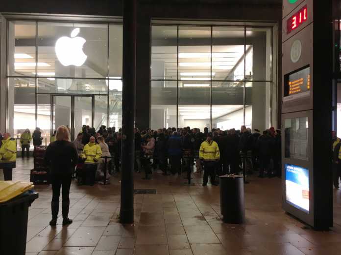 Der Apple Store Jungfernstieg in Hamburg am Freitag um 6:30 Uhr – vor dem Verkaufsstart des iPhone X.