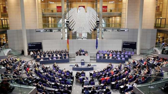 Bundestag: CDU/CSU hält an der Vorratsdatenspeicherung und am Facebook-Gesetz fest
