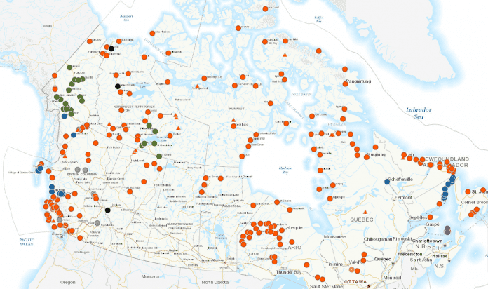 Landkarte Kanadas mit bunten Punkten, die entlegene Ortschaften anzeigen