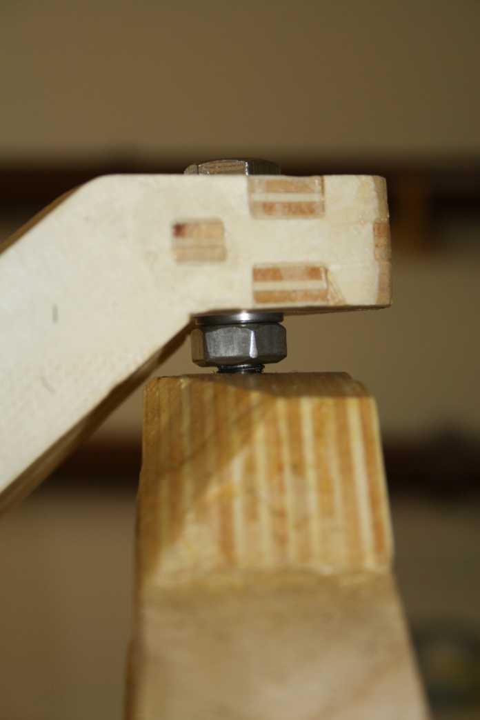 Eine Schraube zwischen zwei Holzteilen