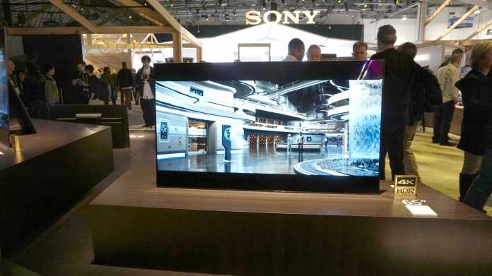 Sonys neuer OLED-Fernseher aus der AF8-Serie hat die Lautsprecher per Accoustic Surface im Disolay eingebaut.