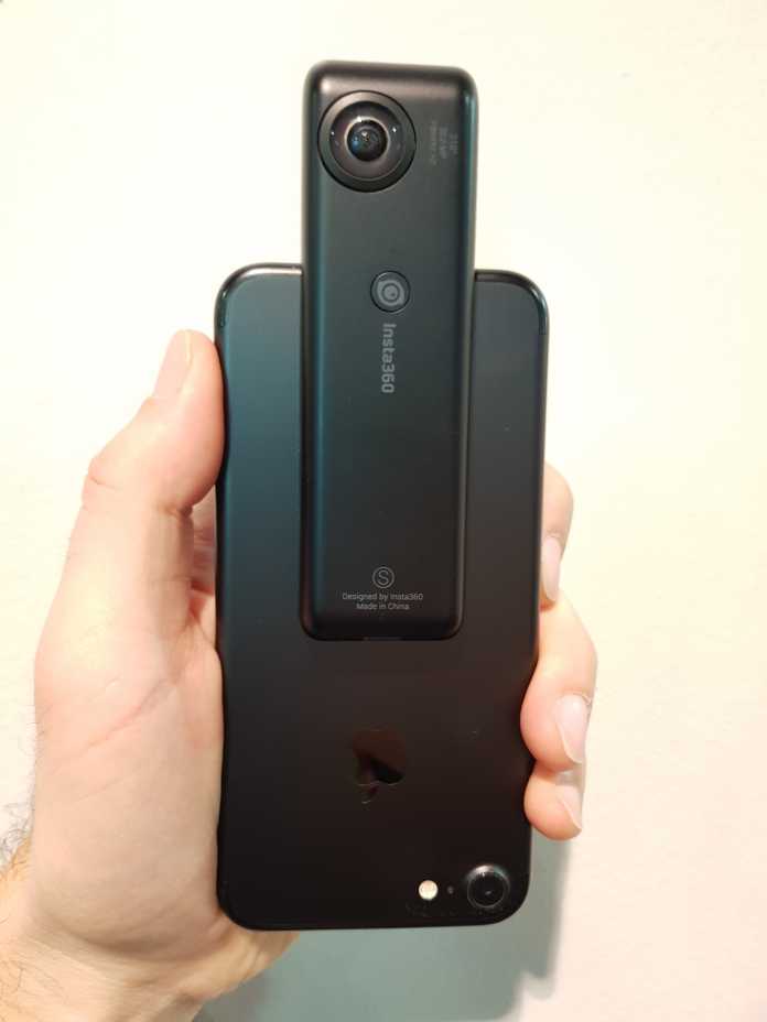 Über die Lightning-Schnittstelle wird die Kamera mit dem iPhone verbunden.