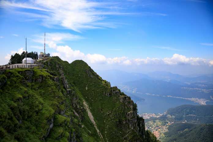 EAN-Basisstationen sind vorzugsweise an exponierten Orten mit möglichst guter Rundumsicht aufgebaut, das Bild zeigt die Station auf dem Monte Generoso in der Schweiz.