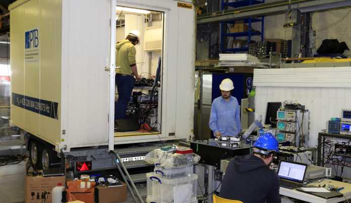 Der speziell präparierte Pkw-Anhänger mit der transportablen optischen Strontiumuhr im Modane Underground Laboratory im Alpenmassiv.