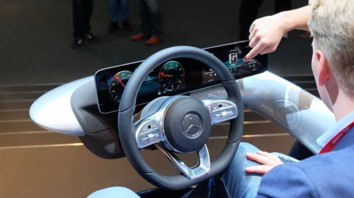 Mit MBUX wird das Auto-Cockpit zunehmend Smartphone-artig: Bedient wird per Spracheingabe, ein digitaler Assistent steht Rede und Antwort.