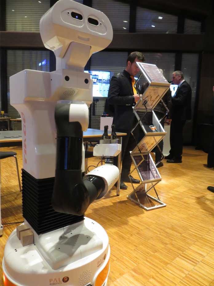 Im Ausstellungsbereich war ein Tiago-Roboter von Pal Robotics zu sehen.