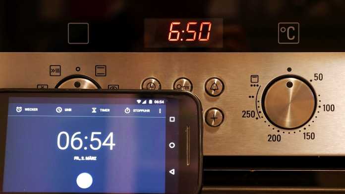 Die Uhr im Siemens-Backofen geht 4 Minuten nach, wie der Vergleich mit dem Smartphone zeigt.