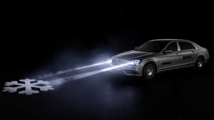 Daimlers digitaler Scheinwerfer wirft Symbole auf die Straße