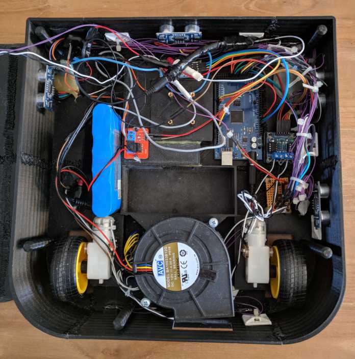 In einem schwarzen Kasten sind viele Kabel und Elektronikteile verbaut.