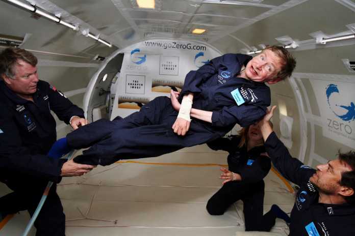 Stephen Hawking schwebend