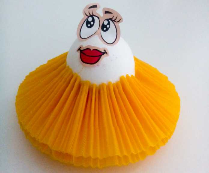 Ein Ei mit gelben Tütü aus dem 3D-Drucker und einem Gesicht