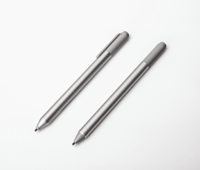 Der Surface Pen gehört zum Lieferumfang des Studios; die neuere Version, die mehr Druckstufen unterscheidet, gibt es nur gegen Aufpreis (rechts).