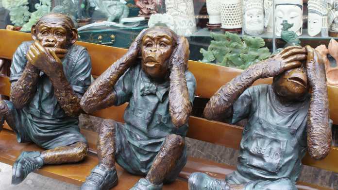 Skultpuren der 3 weisen Affen auf einer Bank