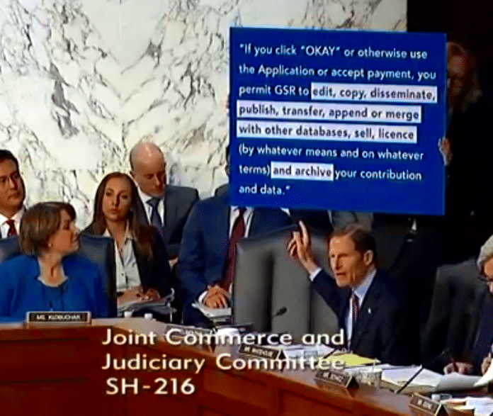 US-Senator Blumenthal zeigt eine Passage aus Aleksandr Kogans Teilnahmebedingungen