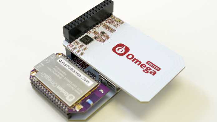 Das weiße RFID Expansion Board neben dem lila Omega Onion2 Board