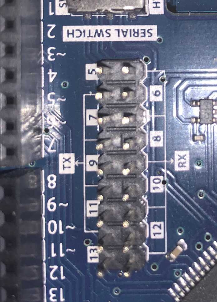 Statt den hardwaremäßigen seriellen Port des Arduino zur Kommunikation zu benutzen, bietet 1Sheeld+ eine Pinreihe, um alternative Pins zu benutzen. Dazu sind die jeweils erwünschten Pins zu jumpern.