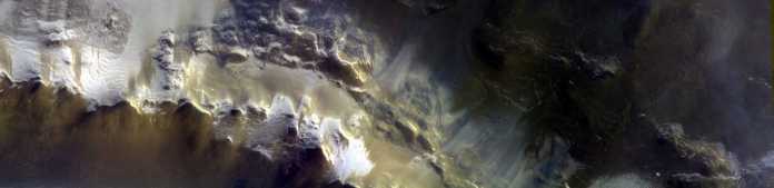 CaSSIS hat am 15. April 2018 diese Ansicht des Randes des Korolev-Kraters aufgenommen. Das Bild besteht aus drei Bildern in verschiedenen Farben, die fast gleichzeitig aufgenommen wurden. Sie wurden dann zusammengesetzt. Es zeigt einen Ausschnitt von etwa 10 km [x] 40 km.