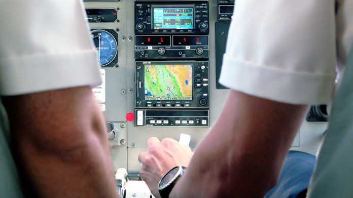 Flugzeug-Cockpit mit digitaler Landkarte