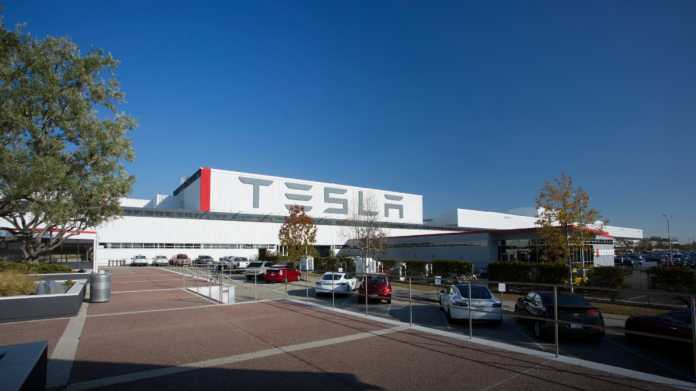 Tesla schreibt 700 Millionen US-Dollar in roten Zahlen