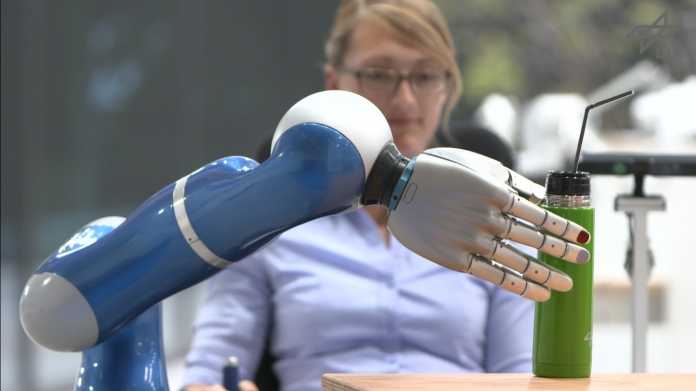 Roboter des Deutschen Zentrums für Luft- und Raumfahrt sollen in Altenheim aushelfen