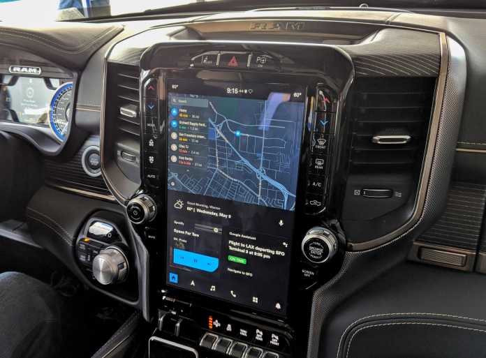 Android Auto Embedded blendet relevante Informationen ins Fahrzeugdisplay und läuft auf der Hardware des Autos.