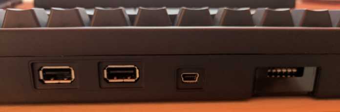 Die USB-Anschlüsse und DIP-Schalter des HHKB 2