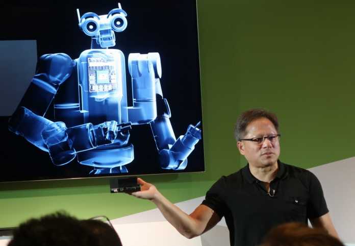 Gewohntes Bild: Der Nvidia-Chef (rechts) hält ein noch nicht verfügbares Produkt in die Kameras - hier Jetson Xavier DevKit.