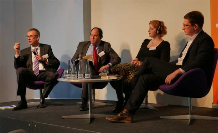 Andreas Könen, Ari Schwartz (Venable), Lucie Krahulcova und Sven Herpig (Diskussionsleiter, vom Transatlantic Cyber Forum; v.l.n.r.)