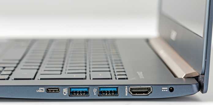 Die USB-C-Buchse (links) des Acer Swift 5 vereint das, was alternativ über die dedizierten Schnittstellen daneben läuft: USB- und Video-Signale plus Strom.