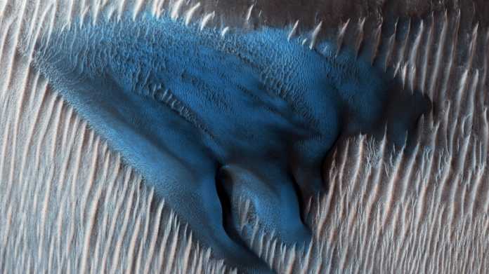 NASA-Orbiter fotografiert blaue Düne auf dem Mars