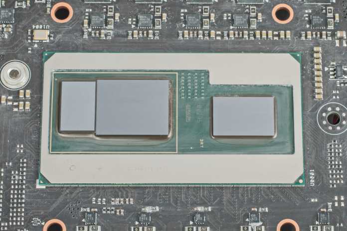 Quad-Core-CPU (rechts), Vega-GPU und HBM2-Speicher des Core i7-8809G sitzen im NUC8I7HVK dicht zusammen. Das spart wertvollen Platz in Notebooks und Mini-PCs.