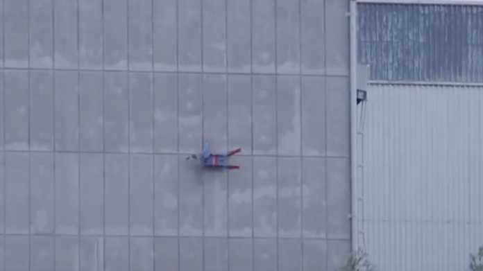 Greenpeace lässt Superman-Drohne in AKW-Gebäude crashen