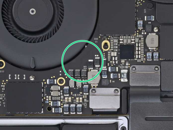 Auf der Hauptplatine des 2018er MacBook Pro fehlt der bisherige Recovery-Anschluss.