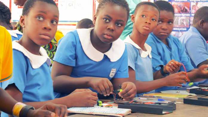 Doku Digital Africa: Schülerinnen mit dem Dext Science Kit