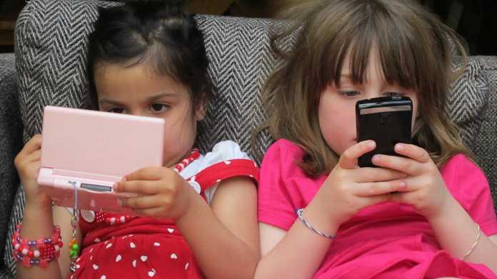 2 Mädchen mit Handy 