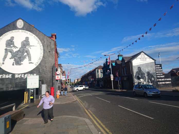 So begrüßt das protestantische Viertel East Belfast an der Hauptstraße Katholiken, die sich im Viertel verirrt haben.