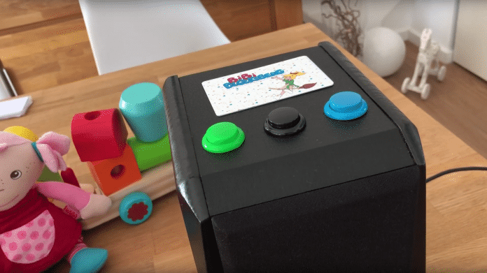 Lautsprecherbox mit drei Knöpfen und RFID-Karte mit Bibi Blocksberg-Aufdruck