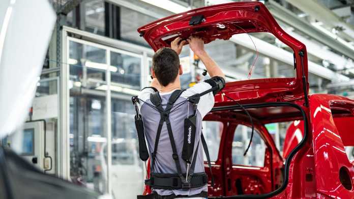 Exoskelett Paexo erleichtert VW-Arbeitern die Fahrzeugmontage
